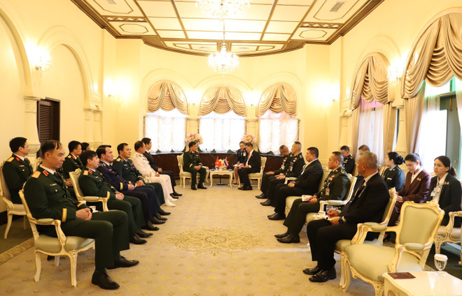 Le général de corps d'armée Hoàng Xuân Chiên a conduit une délégation du ministère vietnamien de la Défense pour rendre une visite de courtoisie à Phumtham Wechayachai, vice-Premier ministre et ministre de la Défense de Thaïlande. Photo : VNA 2-7895.jpg