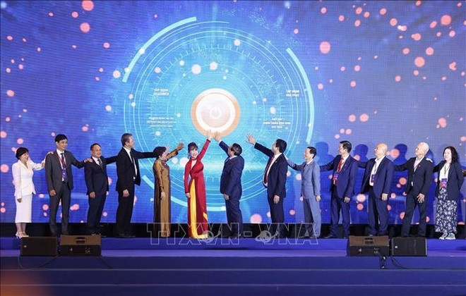 Le Premier ministre Pham Minh Chinh et les délégués lors de la cérémonie de lancement de « l'Alliance des fabricants du Vietnam ». Photo : VNA 3-1073.jpg