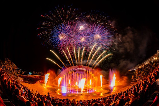 Thousands of visitors watch the Kiss of the Sea show and fireworks every night at Sunset Town, Phu Quoc. (Photo: Sun Group) 1-3347.jpg