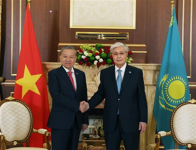 Le secrétaire général du Parti communiste du Vietnam, To Lam, et le président du Kazakhstan Kassym-Jomart Tokayev. Photo : VNA 2-7314.jpg