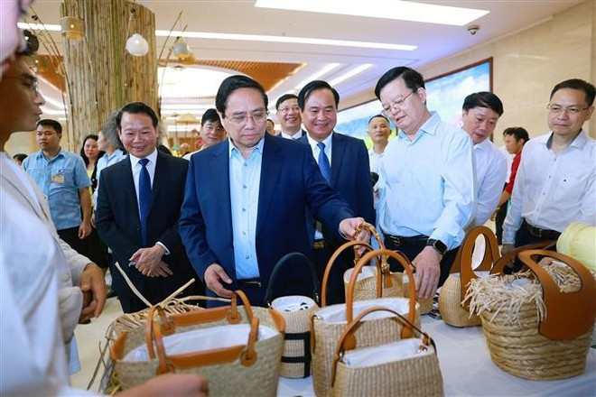 Le Premier ministre Pham Minh Chinh visite les produits OCOP. Photo : VNA 2-9760.jpg