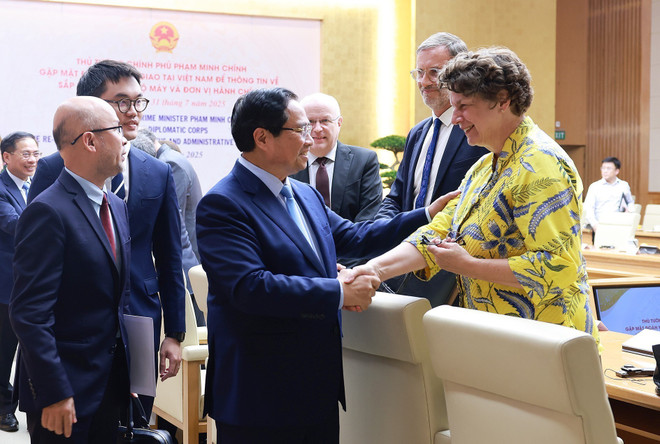 Le Premier ministre Pham Minh Chinh rencontre des délégués. Photo : VNA 4.jpg