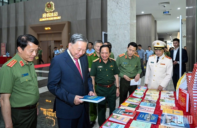Le secrétaire général du Parti, To Lam, visite une exposition de livres lors de l'événement (Photo : qdnd.vn) 2.jpg