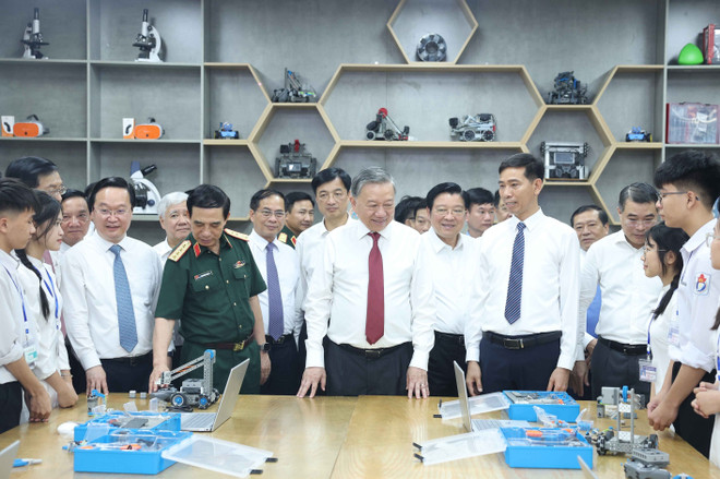 Le dirigeant remet au lycée Kim Liên une salle de classe équipée pour l’enseignement des sciences, des technologies, de l’ingénierie et des mathématiques (STEM). Photo : VNA 3-439.jpg