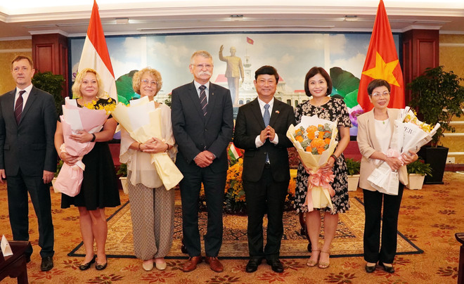 Le secrétaire adjoint du Comité municipal du Parti et président du Conseil populaire de Hô Chi Minh-Ville, Vo Van Minh (droite) et le président de l’Assemblée nationale de Hongrie, Kover Laszlo, en visite officielle au Vietnam. Photo : VNA 2-8491.jpg