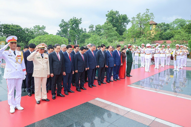 Une délégation du Comité du Parti de la Police centrale et du ministère de la Sécurité publique, conduite par le général Luong Tam Quang, membre du Bureau politique, secrétaire du Comité du Parti de la Police centrale et ministre de la Sécurité publique, accompagnée des membres permanents du Comité du Parti de la Police centrale et des responsables du ministère, est allée déposer une gerbe de fleurs et rendre hommage au Président Hô Chi Minh en son mausolée, ainsi qu’offrir de l’encens en mémoire des Héros morts pour la Patrie au Mémorial des Héros et Martyrs, rue Bac Son. Photo : VNA 2.jpg