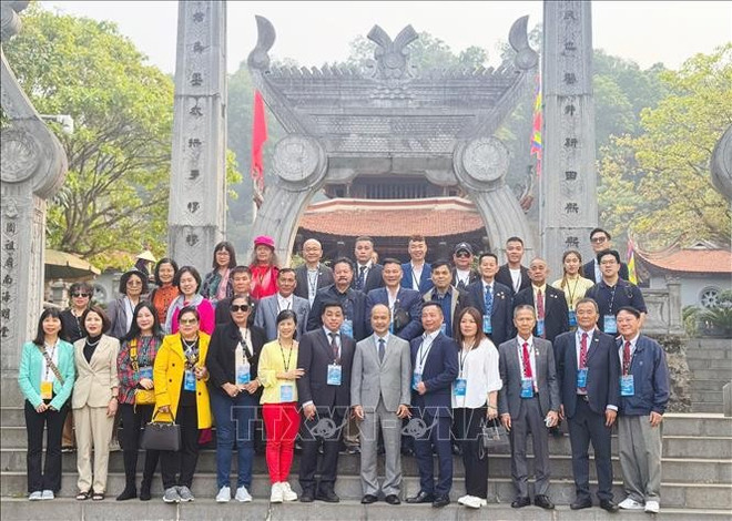 Une délégation de l'OV assiste à la commémoration du roi Hung en 2025. (Photo : VNA) 3.jpg