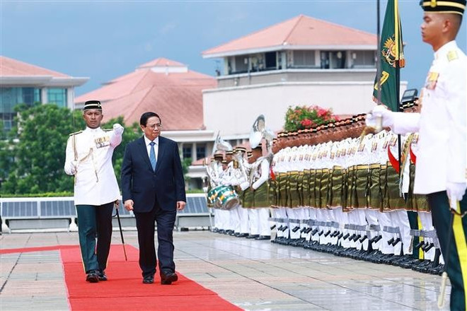 Les deux Premiers ministres Pham Minh Chinh et Anwar Ibrahim. Photo : VNA 2-6507.jpg