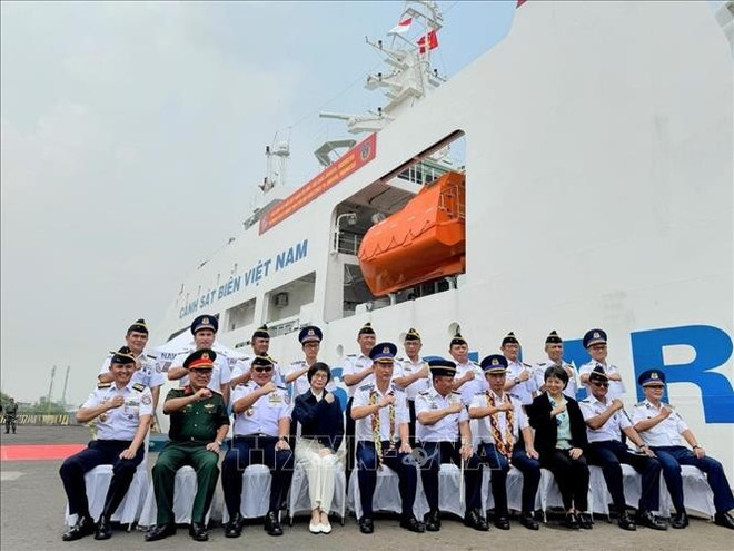 La cérémonie d'accueil s'est déroulée en présence de l'ambassadrice Ton Thi Ngoc Huong, représentante permanente du Vietnam auprès de l'ASEAN, du vice-amiral Irvansyah, commandant des garde-côtes indonésiens, de représentants de l'ambassade du Vietnam et du bureau de l'attaché de défense en Indonésie. Photo : VNA 1-616.jpg