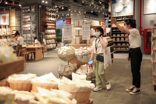 Le pouvoir d’achat sur le marché intérieur n’a pas atteint les niveaux d’avant la COVID-19, des mesures visant à stimuler la consommation sont donc nécessaires. (Photo : Vietnam+) 4.jpg