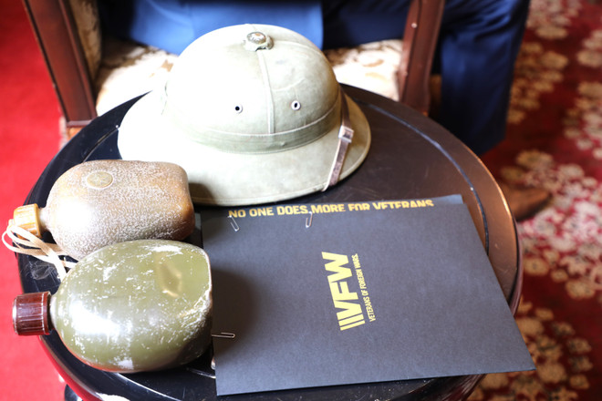 Les objets remis comprenaient des casques militaires, des gourdes, des carnets, des certificats de mérite, des pièces d’identité ainsi que plusieurs cartes délivrées pendant la guerre... Photo : VNA 2.jpg