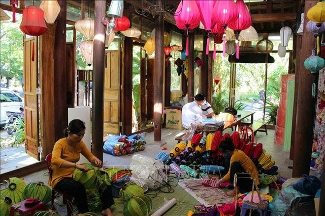 Production de lanternes dans la vieille ville de Hoi An. (Photo : VNA) 2-6086.jpg