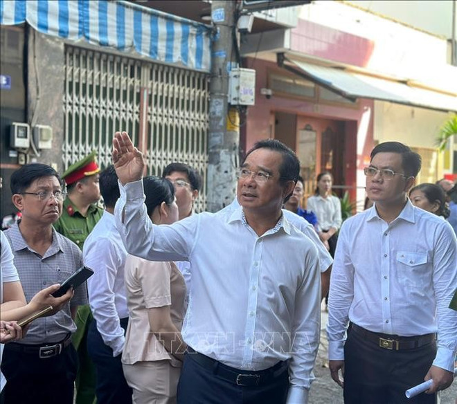 Le président du Comité populaire de Hô Chi Minh-Ville Nguyen Van Duoc, s’est rendu sur les lieux de l’incident pour exprimer ses condoléances, soutenir les familles des victimes et diriger les efforts de secours. Photo : VNA 1-9535.jpg