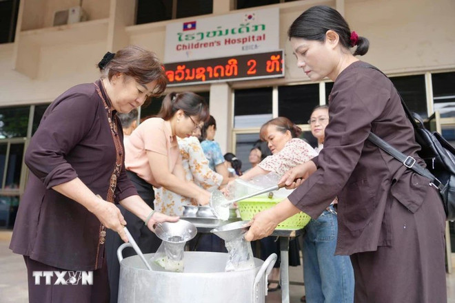 Dans l’atmosphère paisible de la pagode Phat Tich, au cœur de la capitale Vientiane, un feu de cuisine bienveillant s’allume discrètement chaque samedi matin. Photo : VNA 2-4570.jpg