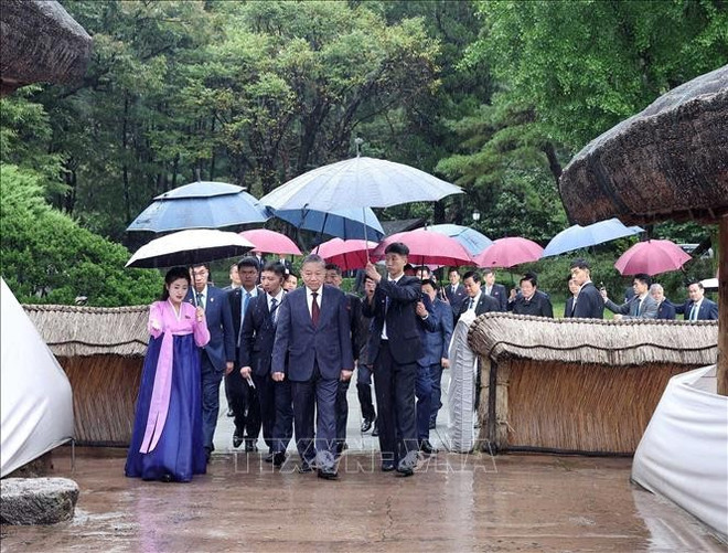 Le secrétaire général du Parti communiste du Vietnam (PCV), To Lam, visite Mangyongdae, la ville natale du président Kim Il Sung, le 10 octobre. (Photo : VNA) 3.jpg