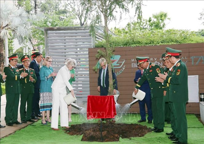 La dirigeante australienne, son époux et le vice-ministre Nguyen Truong Thang ont planté des arbres commémoratifs à l'hôpital. Photo : VNA 2-2818.jpg