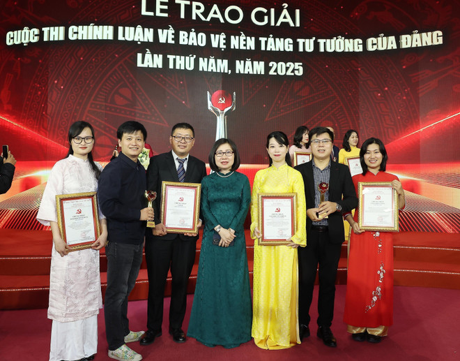 Des dirigeants et auteurs de l'Agence vietnamienne d'Information lors de la cérémonie de remise des prix du du 5ᵉ concours national d’essais politiques sur la défense de la pensée du Parti 2025. Photo ; VNA 2-3713.jpg