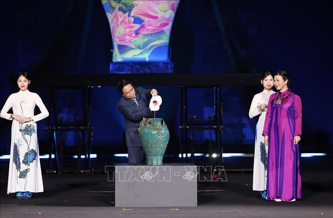 Le Premier ministre Pham Minh Chinh se livre à une peinture cérémonielle de céramiques traditionnelles à cinq couleurs (Photo : VNA) 3-7081.jpg