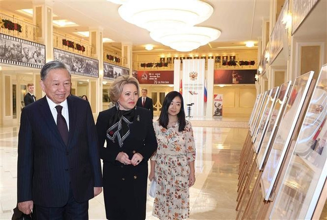 Le secrétaire général du Parti communiste du Vietnam, To Lam, et la présidente du Conseil de la Fédération de Russie, Valentina Matvienko, visitent une exposition de photos sur les relations entre les deux pays en marge de leur rencontre le 9 mai. (Photo : VNA) 2.jpg