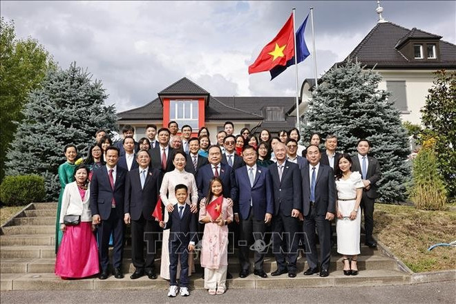 Le président de l'Assemblée nationale Tran Thanh Man et son épouse, Nguyen Thi Thanh Nga, ont rencontré le personnel des représentations vietnamiennes et la communauté vietnamienne en Suisse le 27 juillet (heure locale) à Genève. Photo : VNA 2.jpg