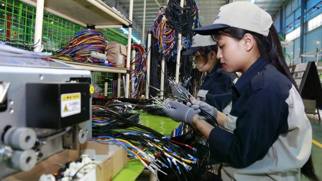 Production d'équipements électriques de haute technologie chez Société par actions d'ingénierie industrielle d'Asie dans le parc de haute technologie de Hoa Lac. Photo : Nhandan.vn 2.jpg