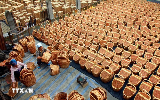 Produits en bambou et en rotin destinés à l'exportation dans le district de Phu Xuyen, à Hanoï. Photo : VNA 2.jpg