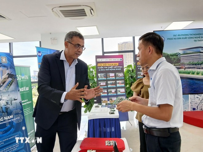 Échanger des informations et coopérer en matière de formation des ressources humaines dans le domaine des semi-conducteurs entre les entreprises et les universités. Photo : VNA 2-3464.jpg