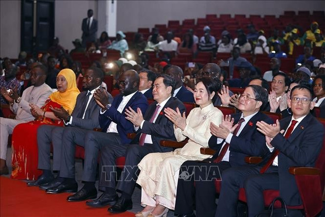 Le président de l’Assemblée nationale du Vietnam, Tran Thanh Man, son épouse Nguyen Thi Thanh Nga, visitent club de Vovinam à Dakar. Photo : VNA 2-4969.jpg