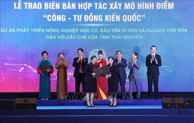 Le Premier ministre Pham Minh Chinh assiste à la signature du modèle pilote « Co-construction publique-privée de la nation » 2025. Photo : VNA 2-1195.jpg