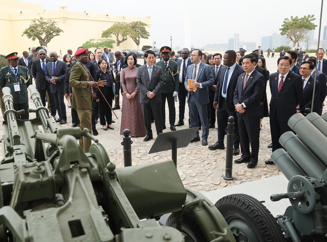 Le chef de l'État, Luong Cuong, son épouse et la délégation vietnamienne de haut niveau ont visité le Musée d'histoire militaire angolais. Photo : VNA 1-3754.jpg