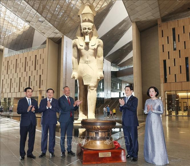 Le président Luong Cuong a offert au Grand Musée égyptien une réplique du tambour de bronze de Ngọc Lũ – un symbole culturel majeur du Vietnam. Photo : VNA 2-1628.jpg