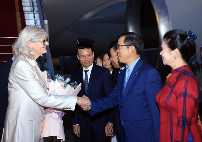 La gouverneure générale d'Australie et son épouse ont été accueillies à l'aéroport international de Noi Bai par le ministre des Sciences et des Technologies, Nguyen Manh Hung, le vice-ministre des Affaires étrangères, Nguyen Manh Cuong, et l'ambassadeur du Vietnam en Australie, Nguyen Hung Tam. Photo : VNA 2-9370.jpg