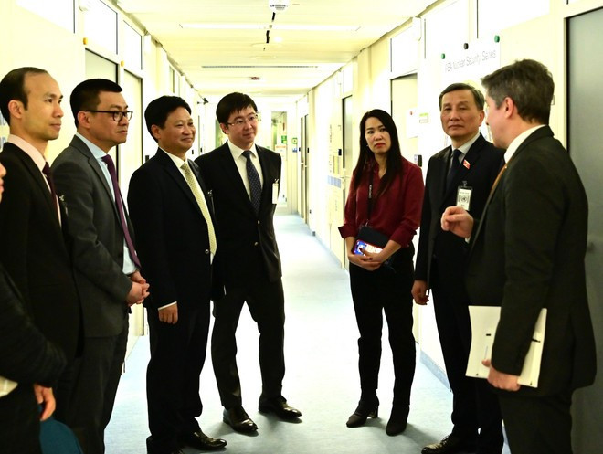 Le président de la Commission de la science, de la technologie et de l'environnement de l'Assemblée nationale, Le Quang Huy, le vice-ministre de la science et de la technologie, Bui Hoang Phuong, et la délégation visitent l'Agence internationale de l'énergie atomique (AIEA). (Photo : Ministère des Sciences et des Technologies) 3.jpg