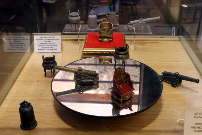 Une version d'expérience archéologique spécialement conçue présente des trésors enfermés dans du plâtre, permettant aux propriétaires d'explorer et d'étudier personnellement les artefacts comme de véritables archéologues. (Photo : VNA) 1-9046.jpg