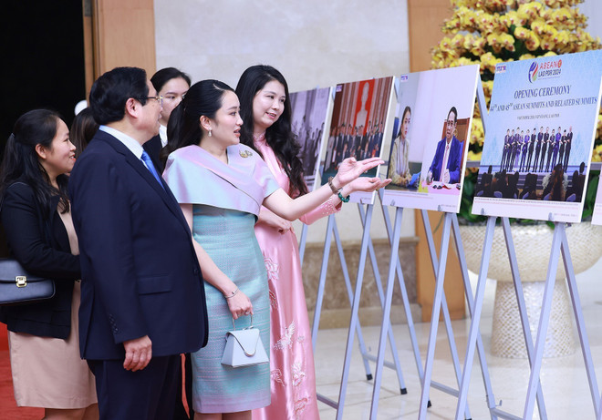 Le Premier ministre Pham Minh Chinh et la Première ministre thaïlandaise Paetongtarn Shinawatra visitent l'exposition de photos sur la coopération entre les deux pays organisée par l'Agence vietnamienne d'Information. (Photo : VNA) 1-4531.jpg
