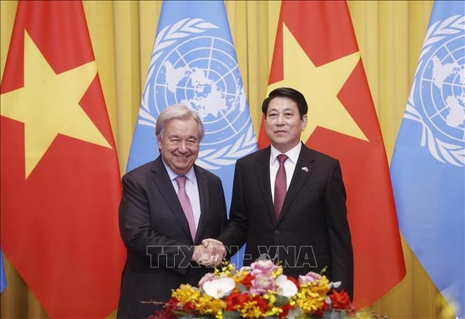 Le président Luong Cuong (droite) et le secrétaire général de l’ONU, Antonio Guterres. Photo : VNA 2-8820.jpg