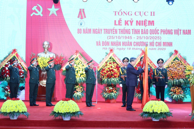 Le secrétaire général Tô Lâm a remis solennellement au Département général II l’Ordre de Hô Chi Minh, marquant un nouveau jalon dans la glorieuse histoire du renseignement de la défense du Vietnam. Photo : VNA 2-6386.jpg
