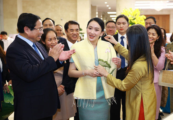 Des artisans vietnamiens présentent des produits traditionnels brodés à la main au Premier ministre thaïlandais Paetongtarn Shinawatra. (Photo : VNA) 2-5850.jpg