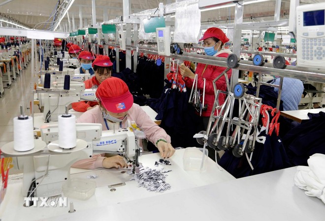 Dans une usisne de production des produits d'habillement pour les exportations. Photo : VNA 2-3912.jpg