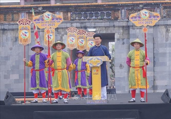 Lors de la cérémonie d'annonce de l'organisation de l'Année du tourisme au Vietnam 2025 et du Festival de Hue 2025. Photo : VNA 2.jpg
