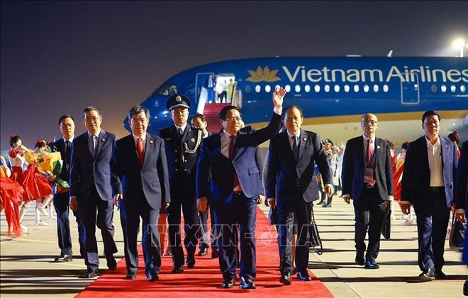 Le Premier ministre Pham Minh Chinh et une délégation vietnamienne sont arrivés à l'aéroport international de Tianjin Binhai à minuit le 31 août (heure locale). Photo : VNA 2.jpg