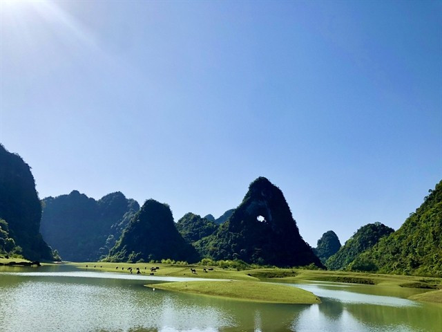 Le paysage naturel poétique du site patrimonial Mắt Thần Núi (Œil de Dieu de la montagne) dans le géoparc mondial Non Nước Cao Bằng. — Photo caobangtourism.vn 2-7857.jpg