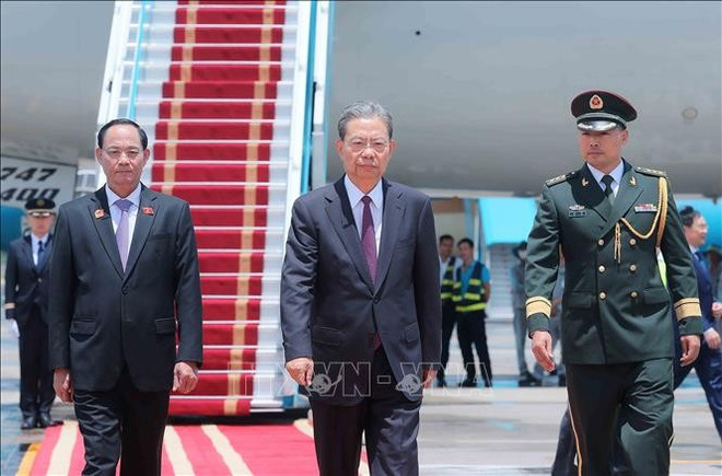 Zhao Leji, membre du Comité permanent du Bureau politique du Comité central du Parti communiste chinois (PCC) et président du Comité permanent de l'Assemblée populaire nationale (APN) de Chine arrive à l'aéroport international de Noi Bai. Photo : VNA 2-9962.jpg