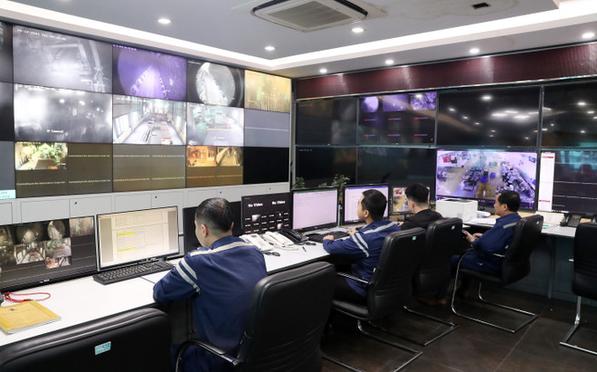 La transformation numérique est actuellement l'une des principales priorités du Vietnam. Les opérations minières de la société charbonnière Vang Danh - Vinacomin sont gérées par un centre de commandement utilisant la technologie numérique (Photo : VNA) 2-2358.jpg