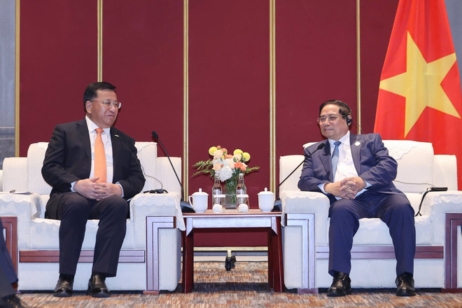 Le Premier ministre Pham Minh Chinh rencontre Dai Hegen, président de la China Railway Construction Corporation (CRCC). (Photo : VNA) 3.jpg