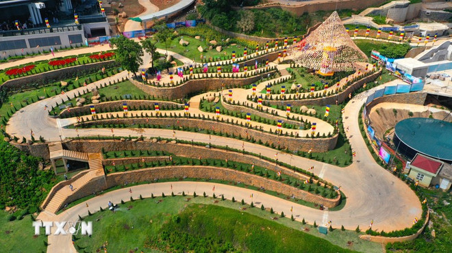 Le Jardin Bodhi au sommet de la montagne Ba Den (Tay Ninh). Photo : VNA 2-7789.jpg