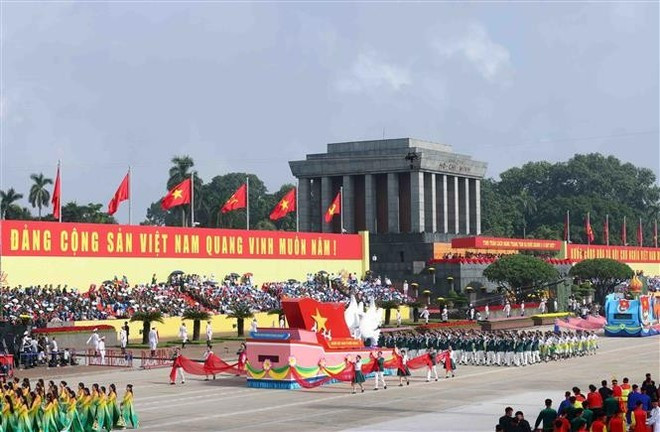 La délégation vietnamienne d'outre-mer défile devant la tribune. (Photo : VNA) 1-5799.jpg