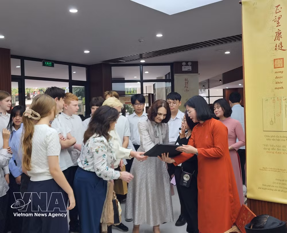 vnanet-vna-potal-khong-gian-di-san-tu-lieu-the-gioi-cua-viet-nam-va-tai-lieu-luu-tru-quoc-gia-tieu-bieu-mo-cua-don-khach-8618003.jpg