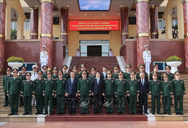 Le président Luong Cuong et des dirigeants du ministère de la Défense et de l'Académie nationale de défense. Photo : VNA 2.jpg