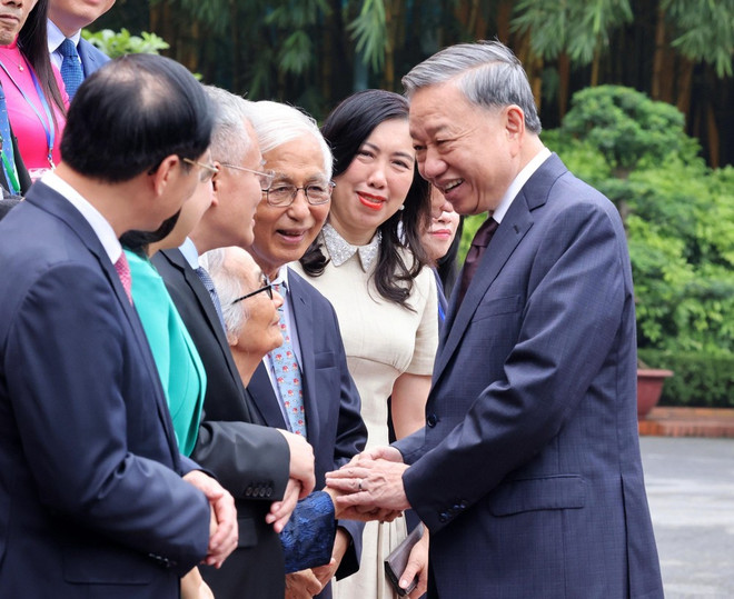 Le secrétaire général et président To Lam rencontre des Vietnamiens d'outre-mer exceptionnels participant à la 4ème réunion des Vietnamiens d'outre-mer dans le monde et au Forum des intellectuels et experts vietnamiens à l'étranger. Photo : VNA 3.jpg